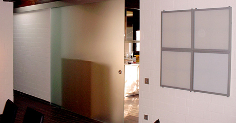 Glasschiebetür in einer Küche